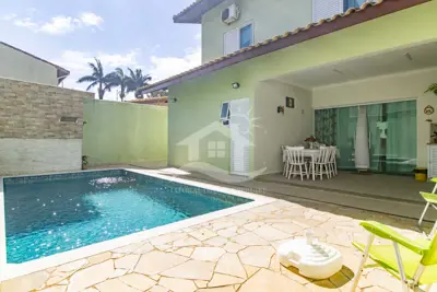 Casa - Assobradada com 4 dormitórios (sendo 2 suite(s)) a 600,00 metros praia.
