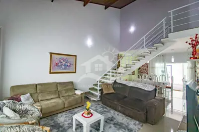 Casa - Assobradada com 4 dormitórios (sendo 2 suite(s)) a 600,00 metros praia.