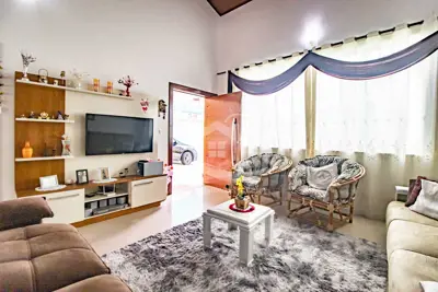 Casa - Assobradada com 4 dormitórios (sendo 2 suite(s)) a 600,00 metros praia.
