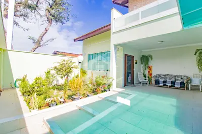 Casa - Assobradada com 4 dormitórios (sendo 2 suite(s)) a 600,00 metros praia.