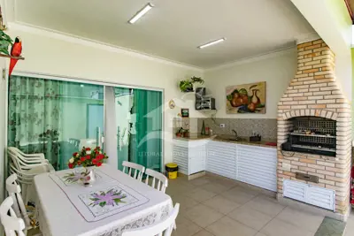 Casa - Assobradada com 4 dormitórios (sendo 2 suite(s)) a 600,00 metros praia.