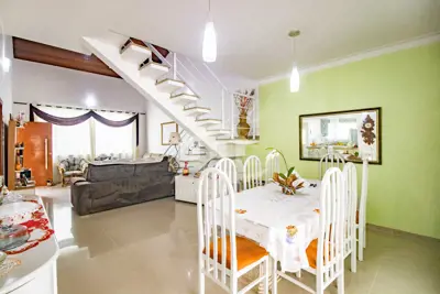 Casa - Assobradada com 4 dormitórios (sendo 2 suite(s)) a 600,00 metros praia.