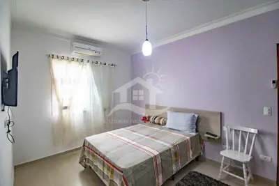 Casa - Assobradada com 4 dormitórios (sendo 2 suite(s)) a 600,00 metros praia.