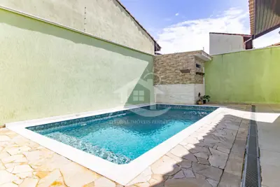 Casa - Assobradada com 4 dormitórios (sendo 2 suite(s)) a 600,00 metros praia.