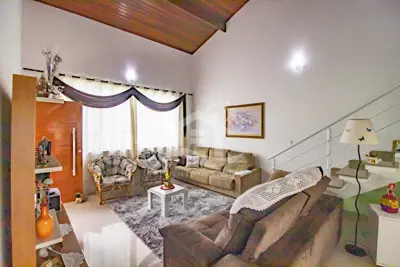 Casa - Assobradada com 4 dormitórios (sendo 2 suite(s)) a 600,00 metros praia.