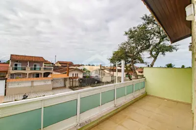 Casa - Assobradada com 4 dormitórios (sendo 2 suite(s)) a 600,00 metros praia.