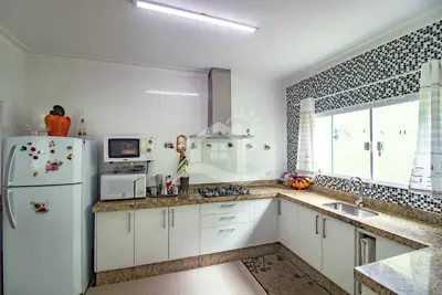 Casa - Assobradada com 4 dormitórios (sendo 2 suite(s)) a 600,00 metros praia.