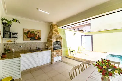 Casa - Assobradada com 4 dormitórios (sendo 2 suite(s)) a 600,00 metros praia.