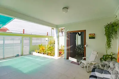 Casa - Assobradada com 4 dormitórios (sendo 2 suite(s)) a 600,00 metros praia.