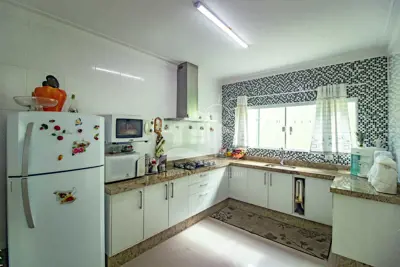 Casa - Assobradada com 4 dormitórios (sendo 2 suite(s)) a 600,00 metros praia.