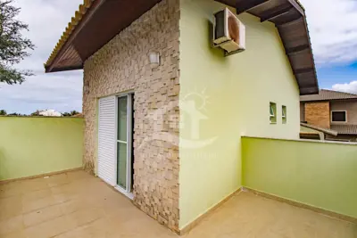 Casa - Assobradada com 4 dormitórios (sendo 2 suite(s)) a 600,00 metros praia.