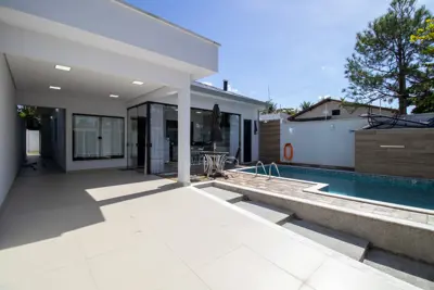 Casa - Térrea com 3 dormitórios (sendo 1 suite(s)) a 200,00 metros praia.