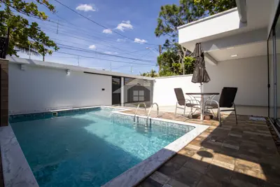 Casa - Térrea com 3 dormitórios (sendo 1 suite(s)) a 200,00 metros praia.