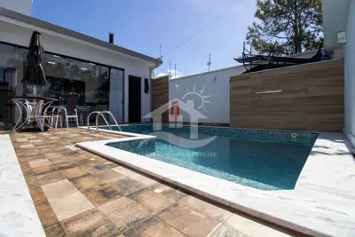 Casa - Térrea com 3 dormitórios (sendo 1 suite(s)) a 200,00 metros praia.