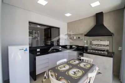 Casa - Térrea com 3 dormitórios (sendo 1 suite(s)) a 200,00 metros praia.