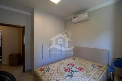 Casa - Térrea com 3 dormitórios (sendo 1 suite(s)) a 200,00 metros praia.