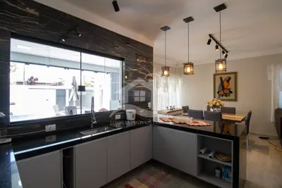 Casa - Térrea com 3 dormitórios (sendo 1 suite(s)) a 200,00 metros praia.