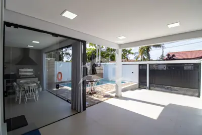 Casa - Térrea com 3 dormitórios (sendo 1 suite(s)) a 200,00 metros praia.