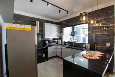 Casa - Térrea com 3 dormitórios (sendo 1 suite(s)) a 200,00 metros praia.