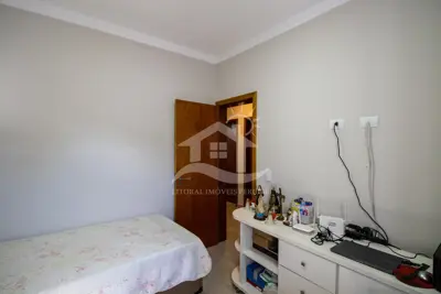 Casa - Térrea com 3 dormitórios (sendo 1 suite(s)) a 200,00 metros praia.