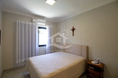 Casa - Térrea com 3 dormitórios (sendo 1 suite(s)) a 200,00 metros praia.