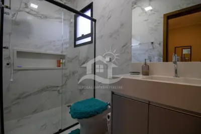 Casa - Térrea com 3 dormitórios (sendo 1 suite(s)) a 200,00 metros praia.