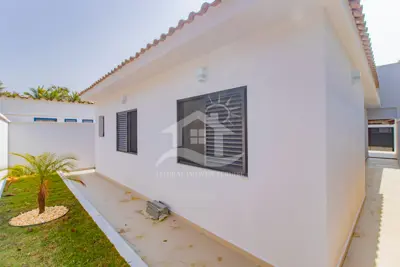 Casa - Térrea com 3 dormitórios (sendo 1 suite(s)) a 200,00 metros praia.