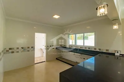 Casa - Térrea com piscina com 4 dormitórios (sendo 2 suite(s)) a 200,00 metros praia.