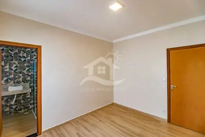 Casa - Térrea com piscina com 4 dormitórios (sendo 2 suite(s)) a 200,00 metros praia.