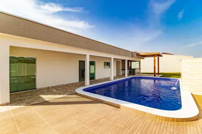 Casa - Térrea com piscina com 4 dormitórios (sendo 2 suite(s)) a 200,00 metros praia.