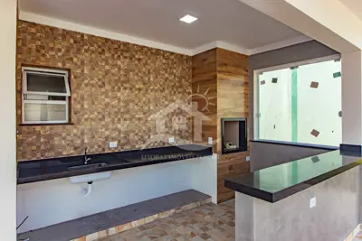 Casa - Térrea com piscina com 4 dormitórios (sendo 2 suite(s)) a 200,00 metros praia.