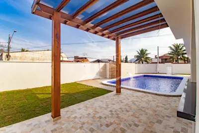 Casa - Térrea com piscina com 4 dormitórios (sendo 2 suite(s)) a 200,00 metros praia.
