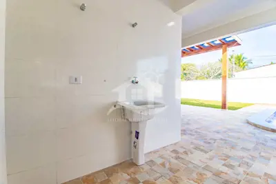 Casa - Térrea com piscina com 4 dormitórios (sendo 2 suite(s)) a 200,00 metros praia.