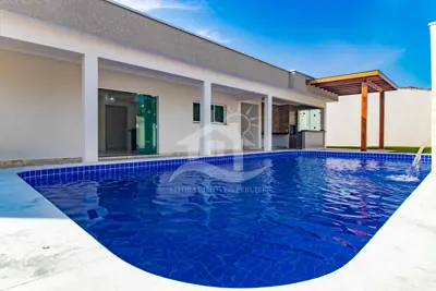 Casa - Térrea com piscina com 4 dormitórios (sendo 2 suite(s)) a 200,00 metros praia.