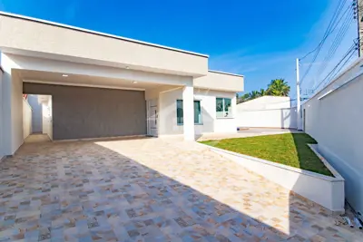 Casa - Térrea com piscina com 4 dormitórios (sendo 2 suite(s)) a 200,00 metros praia.