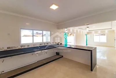 Casa - Térrea com piscina com 4 dormitórios (sendo 2 suite(s)) a 200,00 metros praia.
