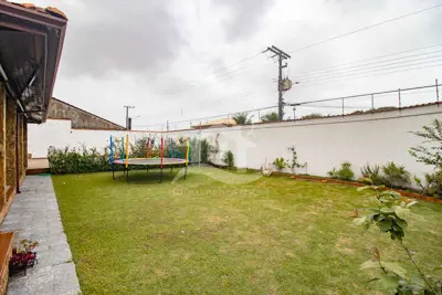 Casa - Sobrado com 4 dormitórios (sendo 4 suite(s)) a 600,00 metros praia.