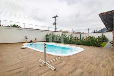 Casa - Sobrado com 4 dormitórios (sendo 4 suite(s)) a 600,00 metros praia.