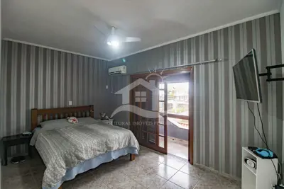 Casa - Sobrado com 4 dormitórios (sendo 4 suite(s)) a 600,00 metros praia.
