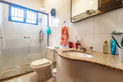 Casa - Sobrado com 4 dormitórios (sendo 4 suite(s)) a 600,00 metros praia.