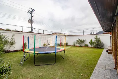 Casa - Sobrado com 4 dormitórios (sendo 4 suite(s)) a 600,00 metros praia.