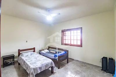 Casa - Sobrado com 4 dormitórios (sendo 4 suite(s)) a 600,00 metros praia.