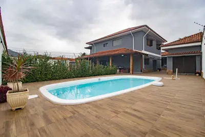 Casa - Sobrado com 4 dormitórios (sendo 4 suite(s)) a 600,00 metros praia.