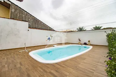 Casa - Sobrado com 4 dormitórios (sendo 4 suite(s)) a 600,00 metros praia.