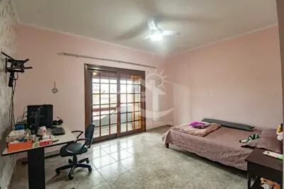 Casa - Sobrado com 4 dormitórios (sendo 4 suite(s)) a 600,00 metros praia.