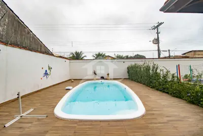 Casa - Sobrado com 4 dormitórios (sendo 4 suite(s)) a 600,00 metros praia.