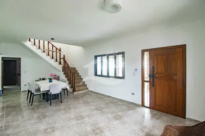 Casa - Sobrado com 4 dormitórios (sendo 4 suite(s)) a 600,00 metros praia.