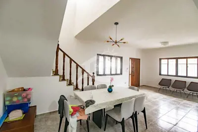 Casa - Sobrado com 4 dormitórios (sendo 4 suite(s)) a 600,00 metros praia.