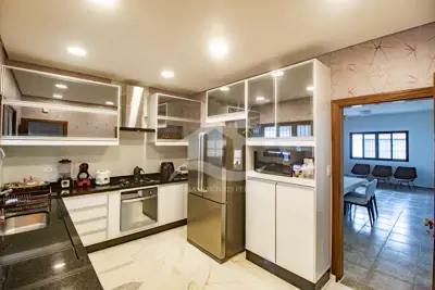 Casa - Sobrado com 4 dormitórios (sendo 4 suite(s)) a 600,00 metros praia.