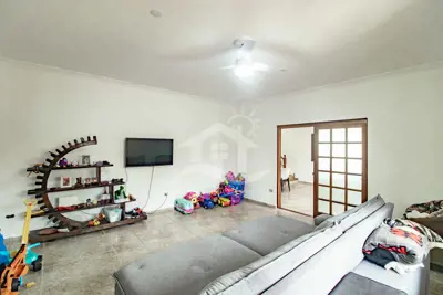 Casa - Sobrado com 4 dormitórios (sendo 4 suite(s)) a 600,00 metros praia.